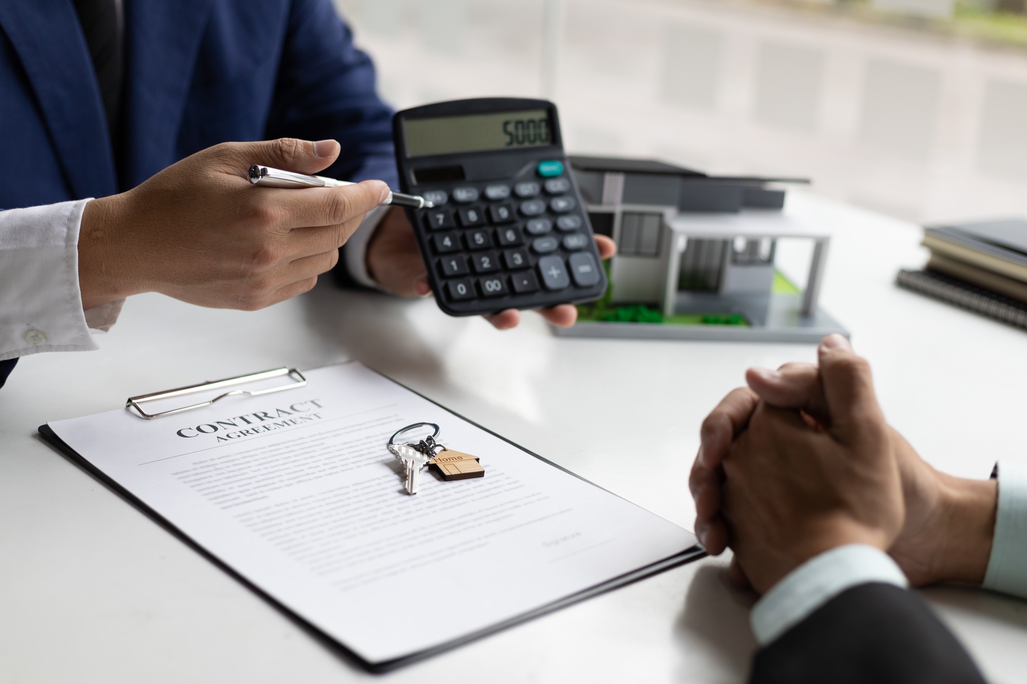 Businessman, real estate agent, house purchase price, mortgage, interest, rent, cash flow, loan.